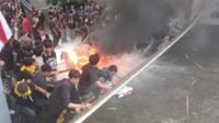 pendemo merusak fasilitas negara saat demo di kantor dprd sulut