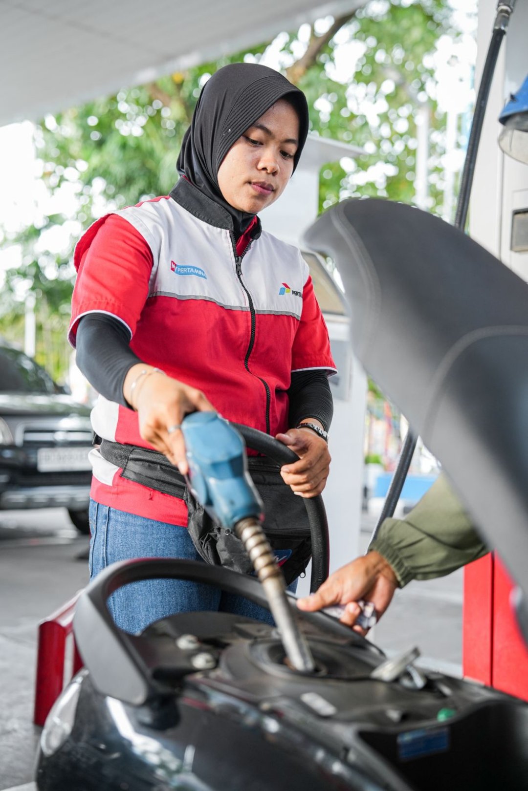 Petugas SPBU sedang melayani konsumen. PT Pertamina Patra Niaga